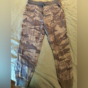 Splendid woman’s leggings size M camo pants